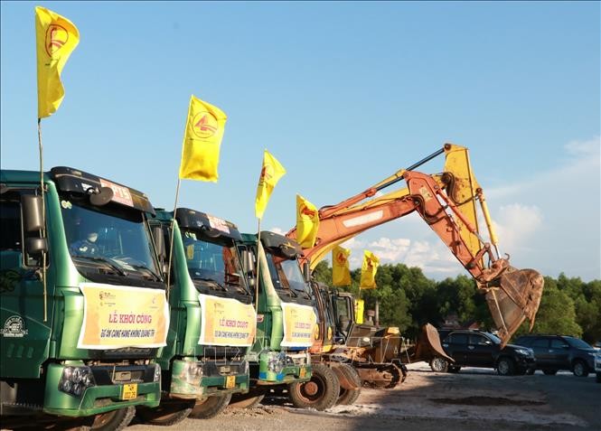 Các phương tiện phục vụ thi công dự án (ảnh tư liệu).