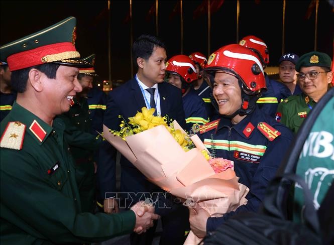 Lãnh đạo Bộ Quốc phòng đón lực lượng cứu hộ, cứu nạn hoàn thành nhiệm vụ trở về tại sân bay quốc tế Nội Bài. Ảnh: An Đăng/TTXVN