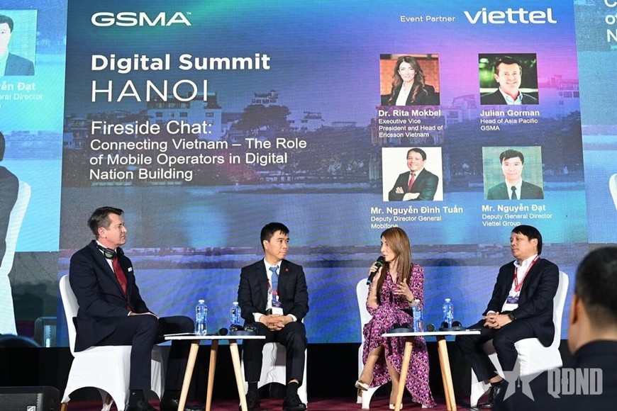 Đồng chí Nguyễn Đạt, Phó tổng giám đốc Tập đoàn Viettel (thứ hai, bên trái) tại phiên thảo luận.