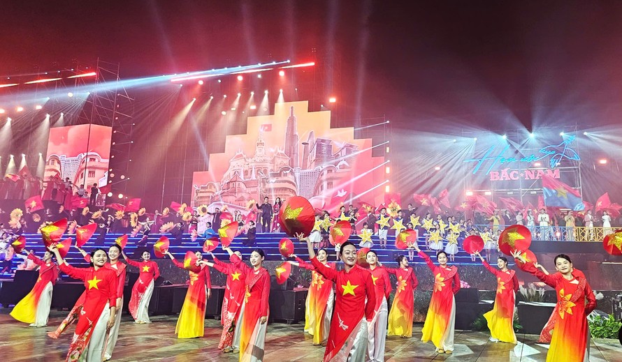 Màn biểu diễn với cờ hoa rực rỡ đón chào ngày lễ lớn của dân tộc. Ảnh: Quỳnh Hoa