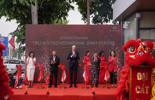 Ban lãnh đạo cắt băng khánh thành khai trương chi nhánh