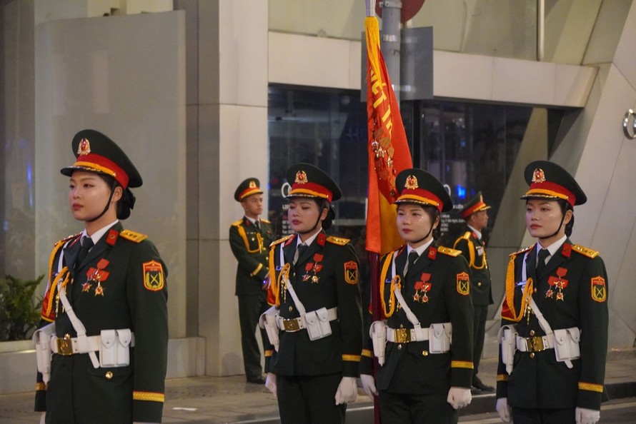 Đội hình diễu binh, diễu hành tập trung tại điểm tập kết, sẵn sàng cho đại lễ 30/4