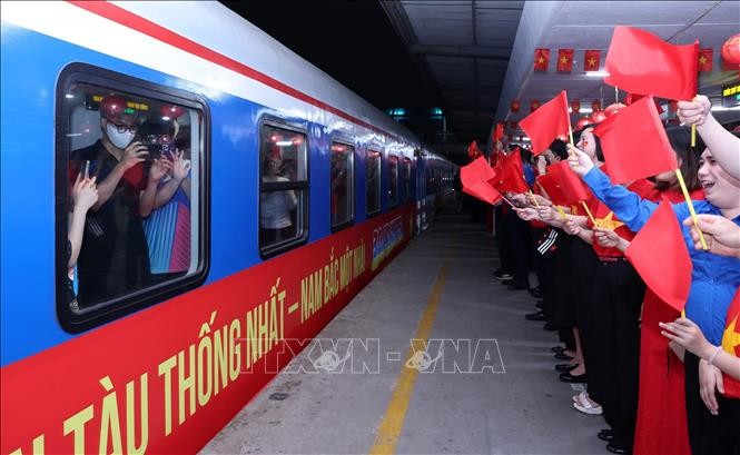 Lãnh đạo Tổng công ty Đường sắt Việt Nam vẫy cờ kèm những lời chúc may mắn đến những hành khách trên tàu SE1, tối 29/4 khi tàu lăn bánh rời Ga Hà Nội. 