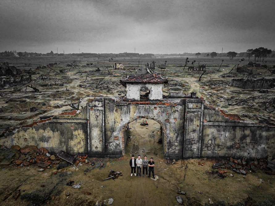 Việt Phương cùng nhóm 3D tại mô hình Thành cổ Quảng Trị. Ảnh: NVCC