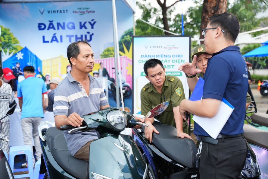 Xe ngon, giá “thơm”, miễn phí sạc 1 năm: Xe máy điện VinFast khiến người lao động Bình Dương thích mê