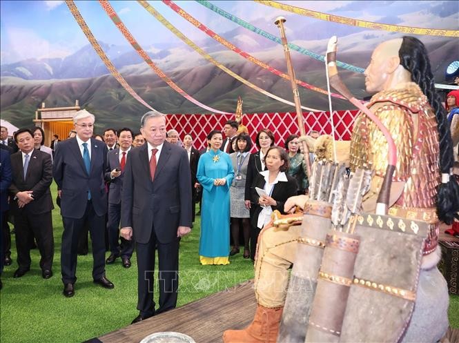 Tổng Bí thư Tô Lâm và Phu nhân cùng Tổng thống Kassym-Jomart Tokayev tham quan Làng Văn hoá Dân tộc Kazakhstan. Ảnh: Thống Nhất/TTXVN