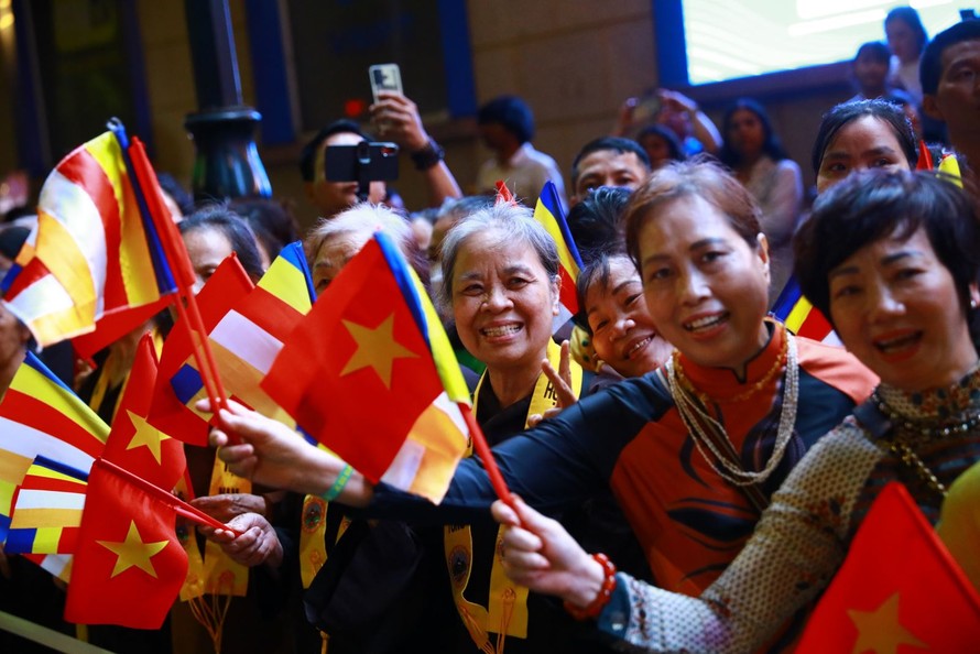 Hàng ngàn người dân chiêm bái xá lợi Đức Phật