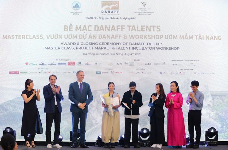 TS. Ngô Phương Lan và hội đồng cố vấn trao giải cho các nhà làm phim có dự án được tuyển chọn