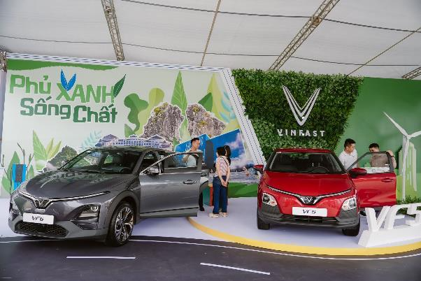 Chủ xe VinFast mua 1 được 2: “VF 5 cho tôi sự an tâm, VF 6 là phần thưởng bất ngờ” 