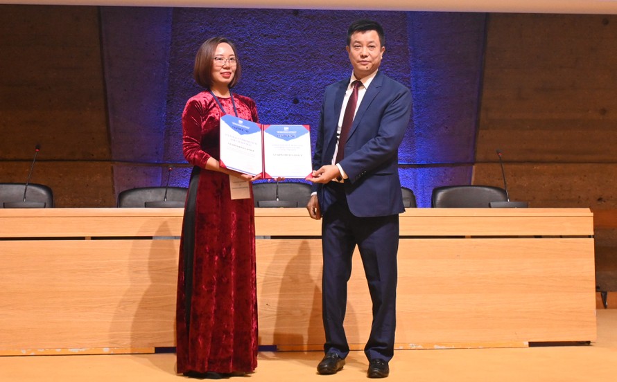 Đại diện Công ty Cổ phần Tập đoàn Truyền thông Starworld Kỷ niệm chương “Vì những đóng góp cho hoạt động UNESCO” và danh hiệu “Doanh nghiệp văn hóa UNESCO 2025”