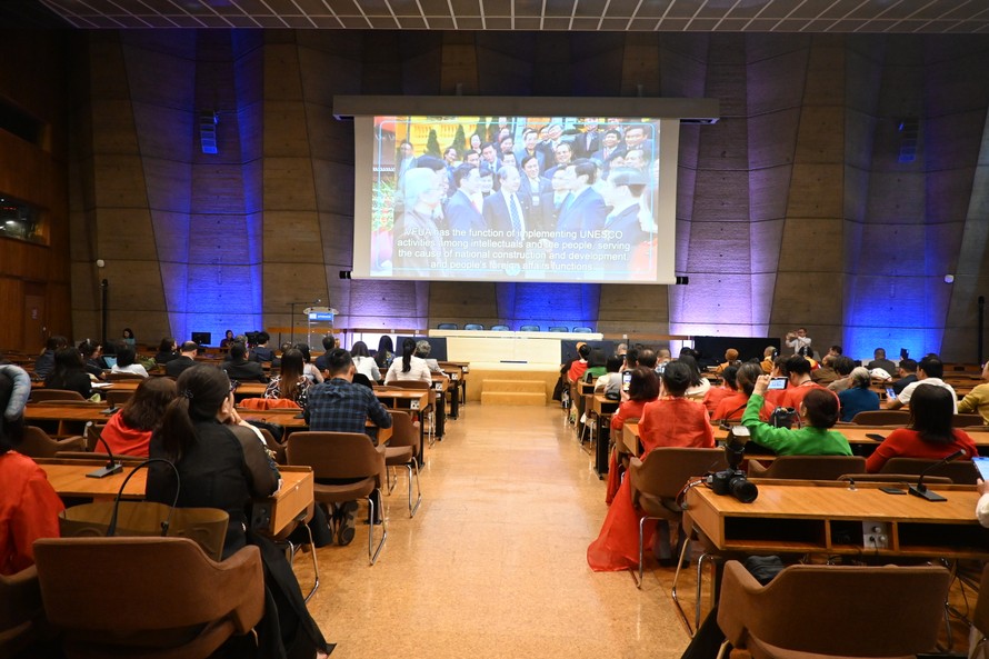 Hình ảnh nhà ngoại giao Nguyễn Xuân Thắng - Chủ tịch Liên hiệp các Hội UNESCO Việt Nam và các lãnh đạo cấp cao xuất hiện trong không gian biểu tượng của Room II