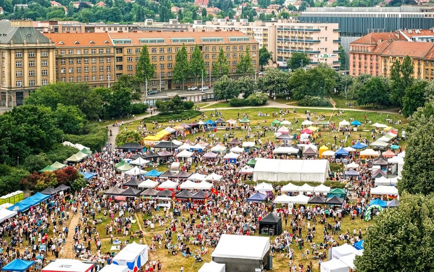 Không khí Lễ hội các đại sứ quán 2025