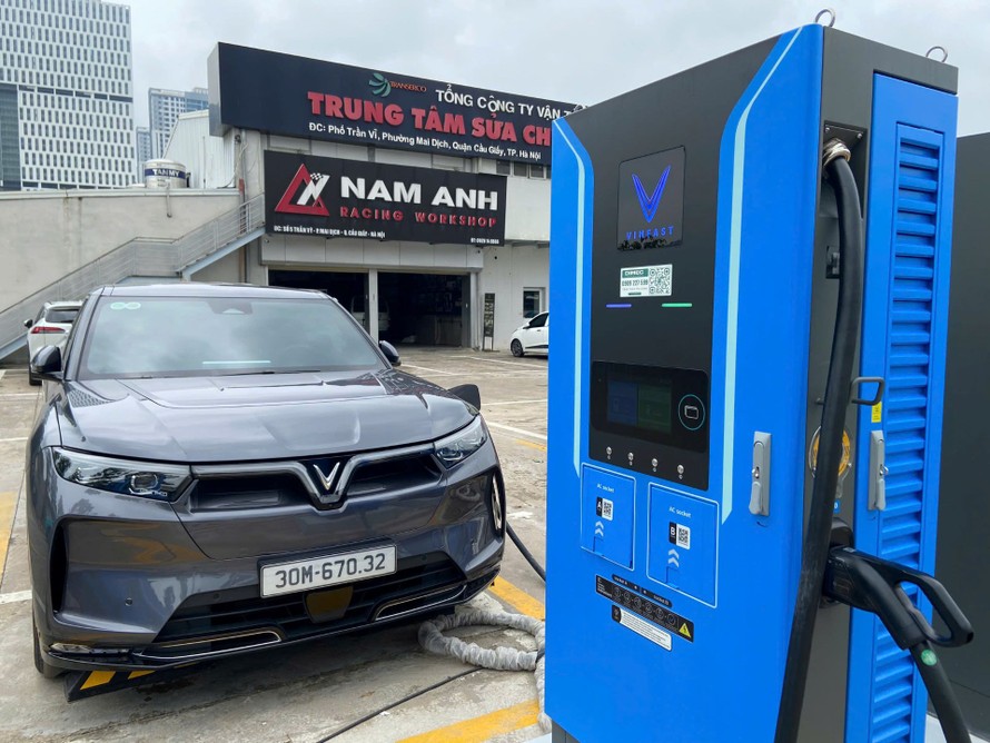Trải nghiệm trạm sạc V-Green “khủng” có khả năng phục vụ 70 xe điện cùng lúc