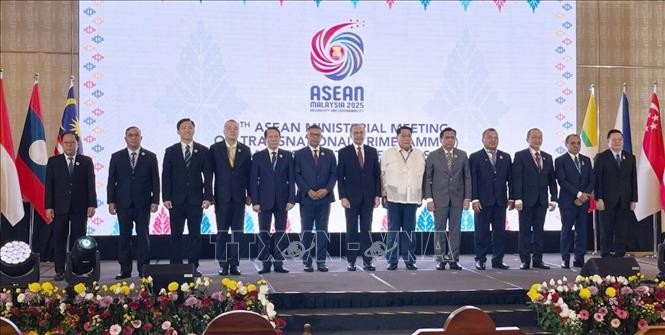 Đại tướng Lương Tam Quang, Ủy viên Bộ Chính trị, Bộ trưởng Bộ Công an chụp ảnh kỷ niệm cùng Thủ tướng Malaysia Datuk Seri Anwar Ibrahim (Giữa) và các đại biểu tham dự Hội nghị Bộ trưởng ASEAN về Tội phạm xuyên quốc gia lần thứ 19. Ảnh: Thành Trung/TTXVN 