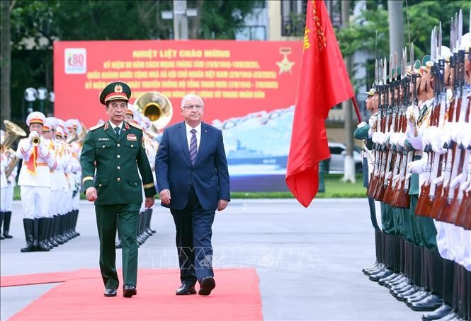 Bộ trưởng Bộ Quốc phòng Phan Văn Giang và Bộ trưởng Bộ Quốc phòng Thổ Nhĩ Kỳ Yasar Guler duyệt Đội danh dự Quân đội nhân dân Việt Nam. Ảnh: Phạm Kiên/TTXVN