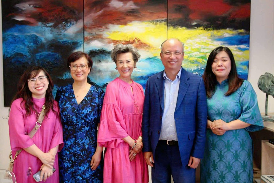 Ông Đinh Toàn Thắng (áo vest xanh), Đại sứ Việt Nam tại Pháp và BTC chụp ảnh cùng bà Anoa Suzzanne Dussol (váy hồng, đứng giữa), Đại sứ Du lịch Việt Nam tại Pháp, một trong những nhà tài trợ cho dự án thiện nguyện của Toucher Arts.