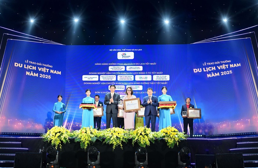 Bà Nguyễn Ngọc Thúy Linh – Phó Tổng Giám đốc Vận hành Xanh SM đại diện doanh nghiệp nhận giải