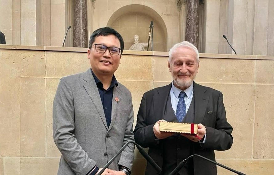 PGS Nguyễn Tuấn Cường trở thành người Việt thứ 2 được bầu vào Viện hàn lâm Văn khắc và Mỹ văn Pháp