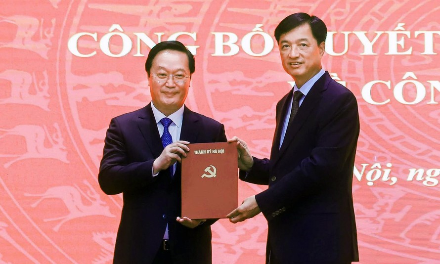 Bí thư Thành ủy Hà Nội Nguyễn Duy Ngọc trao quyết định của Bộ Chính trị điều động, chỉ định ông Nguyễn Đức Trung tham gia Ban Chấp hành, Ban Thường vụ, giữ chức Phó Bí thư Thành ủy Hà Nội khoá XVIII.