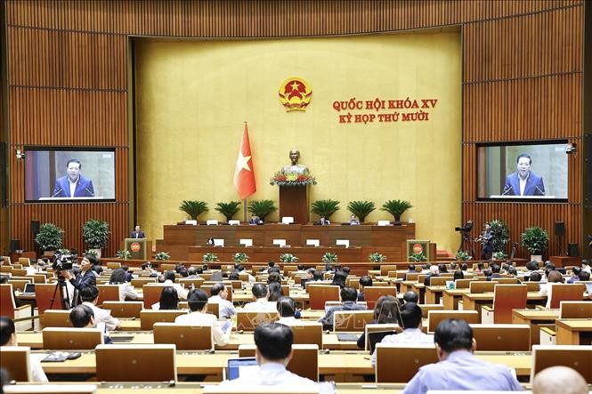 Bộ trưởng Bộ Xây dựng Trần Hồng Minh trình bày Tờ trình về chủ trương đầu tư xây dựng Cảng Hàng không quốc tế Gia Bình, sáng 14/11/2025. Ảnh: Doãn Tấn/TTXVN 