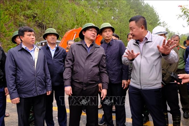 Phó Thủ tướng Chính phủ Hồ Quốc Dũng cùng đoàn công tác kiểm tra thực tế tại hiện trường sạt lở tuyến đèo Mimosa (một trong những cửa ngõ của Đà Lạt, Lâm Đồng) bị sạt lở nghiêm trọng, tạm dừng cho phương tiện lưu thông.