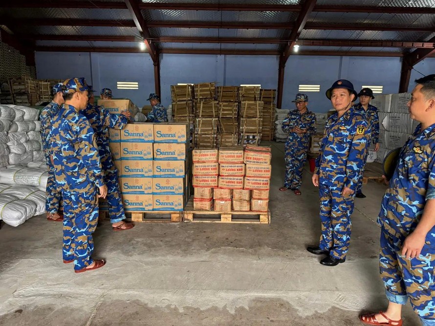 Quân đội xuất cấp 15 tấn lương khô hỗ trợ nhân dân bị ảnh hưởng do mưa lũ