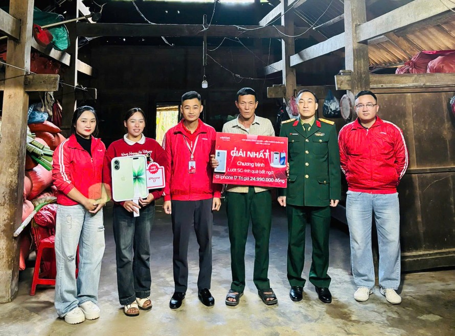 Viettel Lào Cai trao thưởng cho ông Triệu Tá Lý ngày 21/11/2025