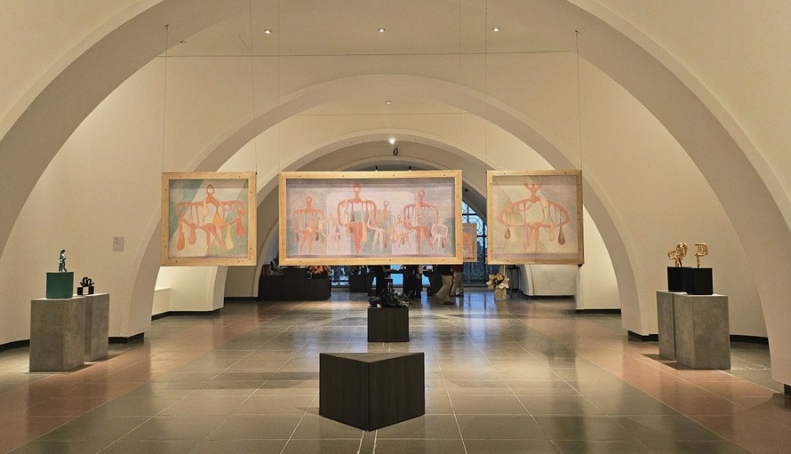 Không gian triển lãm của nghệ sĩ Vũ Hiệp tại Bảo tàng Văn học Việt Nam. Ảnh: Nguyệt Linh