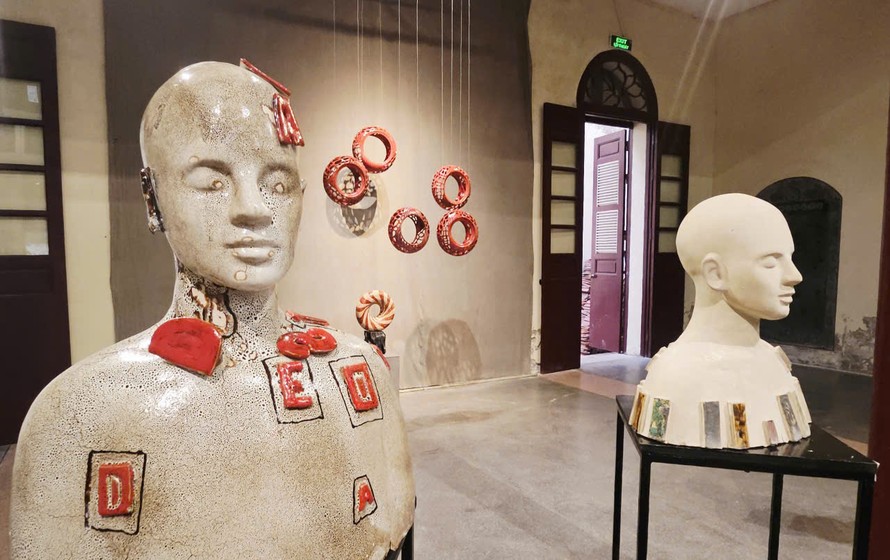 "Khởi thủy" bao gồm bộ sưu tập "Tiếng vọng" và "Luân hồi" của nghệ sĩ Nguyễn Thu Thủy. Ảnh: Nguyệt Linh