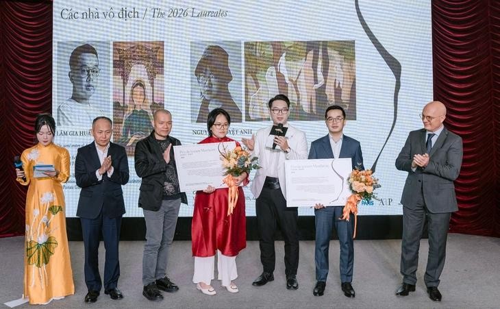 Hai họa sĩ trẻ Lâm Gia Huấn và Nguyễn Nguyệt Anh (cầm hoa và giải thưởng) tại lễ trao Giải thưởng Con đường Thiên Lý. Ảnh: BTC