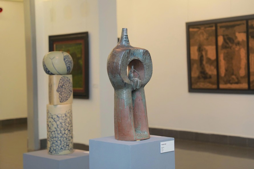 Một số hiện vật thuộc khối gần 1.000 tác phẩm được Bảo tàng Mỹ thuật Việt Nam tiếp nhận.