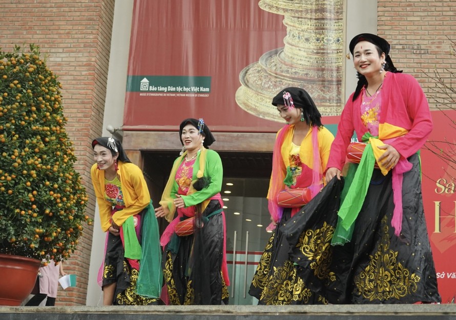 Đội múa bồng xã Dạ Trạch trình diễn tại chương trình Vui Xuân Bính Ngọ. Ảnh: BTC