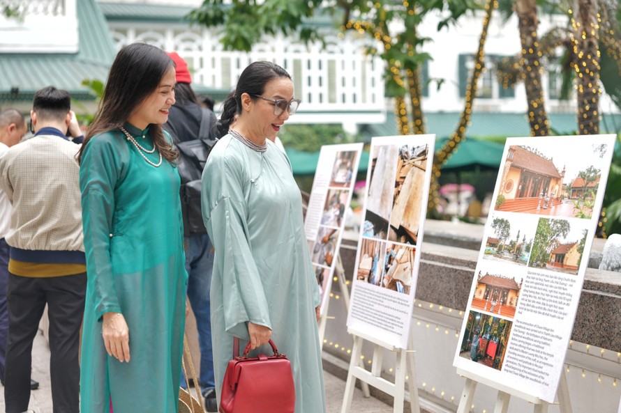 Du khách ngạc nhiên khi tìm hiểu về một dòng tranh dân gian nổi bật của xứ Huế. Ảnh: BTC