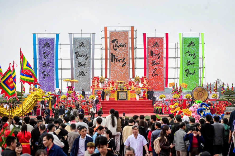 Ninh Bình bứt tốc du lịch dịp Tết, xếp thứ hai cả nước