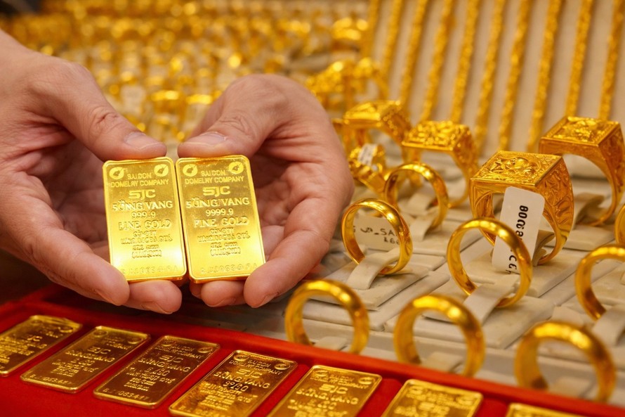 Giá vàng thế giới tăng mạnh, vàng trong nước chững lại