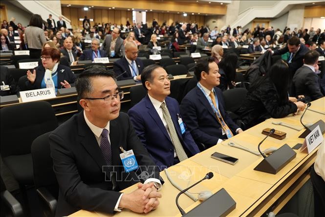 Đại tá Trần Viết Trung - Phó Chánh Văn phòng cơ quan thường trực về nhân quyền Chính phủ (ngoài cùng bên trái) cùng đoàn đại biểu Việt Nam tham dự phiên khai mạc. Ảnh: Anh Hiển