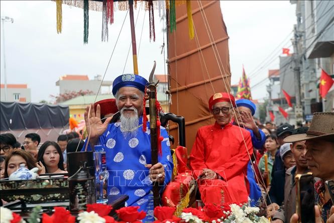 Kiệu rước của cụ ông Vũ Văn Oanh, phường Phong Cốc (tỉnh Quảng Ninh), rất độc đáo được làm từ chiếc thuyền nan kèm cánh buồm nâu, kết hoa xung quanh. Ảnh: Đức Hiếu