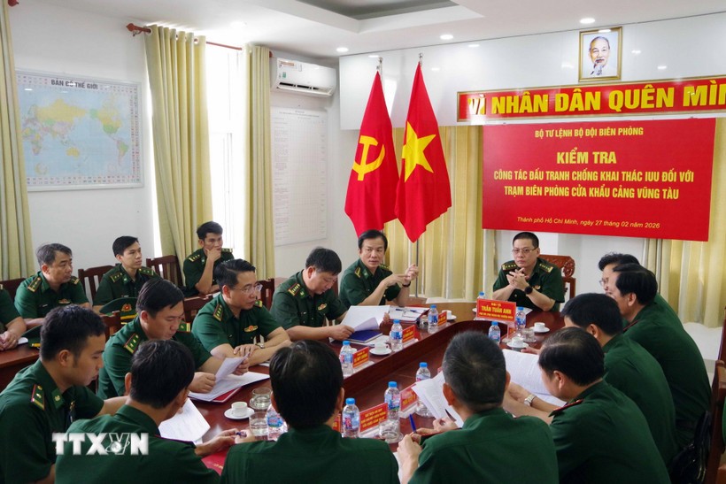 Đoàn công tác tiến hành kiểm tra tại Trạm Biên phòng Cửa khẩu cảng Vũng Tàu. (Ảnh: TTXVN phát) 