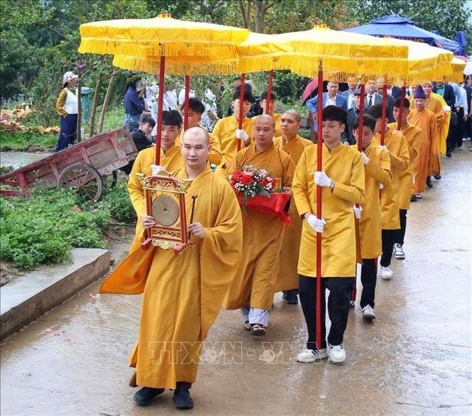 Thực hiện các nghi thức trong ngày khai hội. 