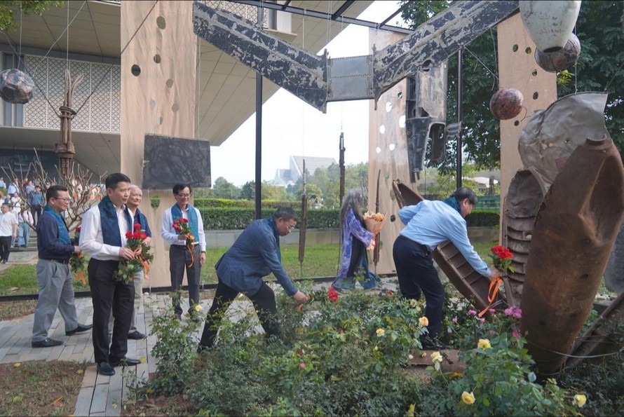 Đặt hoa tưởng niệm tại không gian nghệ thuật "Chiến tranh & Hòa bình". Ảnh: BTC