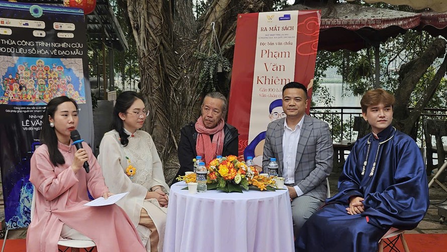 Các nhà nghiên cứu và khách mời trao đổi tại tọa đàm “Gõ Chầu Thiên Hội”. Ảnh: Ngày Nay