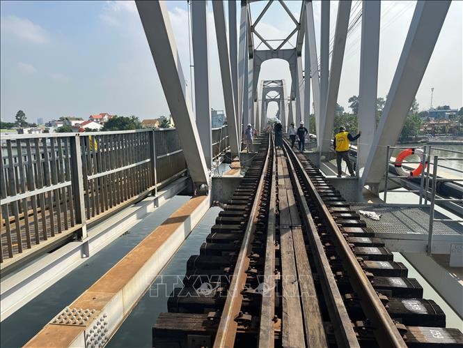 Công nhân đường sắt nỗ lực khắc phục sự cố cầu Ghềnh sau khi xảy ra tai nạn khiến tuyến đường sắt Bắc - Nam gián đoạn. Ảnh: Sỹ Tuyên