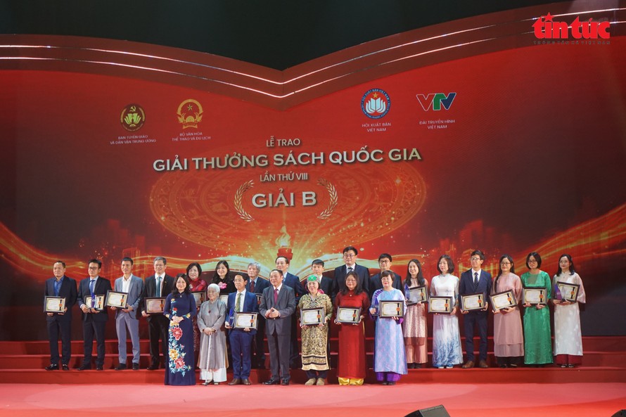 Ông Nguyễn Văn Hùng, Bí thư Đảng ủy, Bộ trưởng Bộ Văn hóa, Thể thao và Du lịch và bà Lâm Thị Phương Thanh, Ủy viên Ban Chấp hành Trung ương Đảng, Thứ trưởng Thường trực Bộ Văn hóa, Thể thao và Du lịch trao giải cho các tác giả, nhà xuất bản, đơn vị liên kết có sách đạt Giải B.