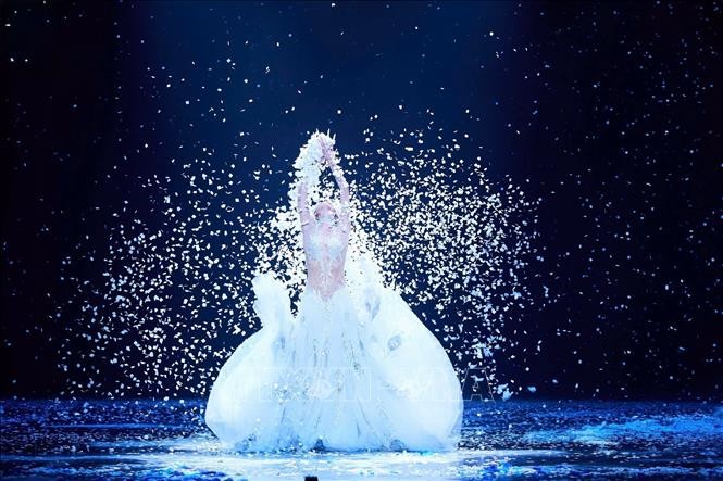 Dù đã 67 tuổi, nghệ sĩ Dương Lệ Bình vẫn trực tiếp tham gia biểu diễn trong chương “Mùa Đông” tại Hà Nội. Ảnh: TTXVN phát