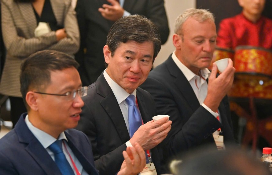 Các đại biểu thưởng thức trà Việt. Ảnh: NVCC