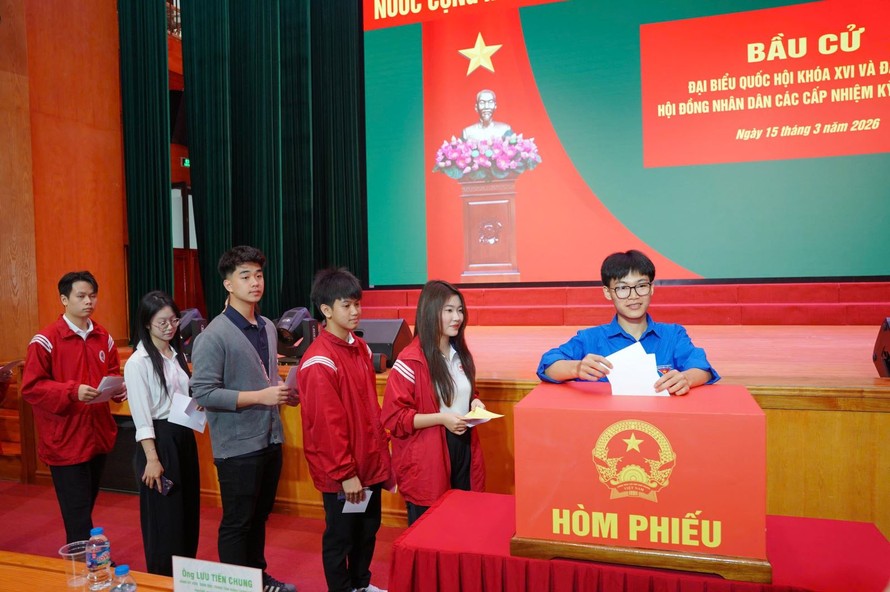 Những cử tri là sinh viên hào hứng tham gia bỏ phiếu.