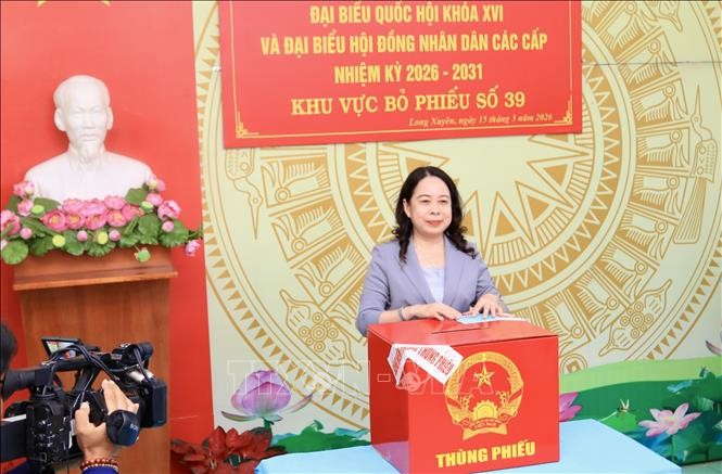 Phó Chủ tịch nước Võ Thị Ánh Xuân bỏ phiếu bầu cử tại khu vực bỏ phiếu số 39, phường Long Xuyên, An Giang. 