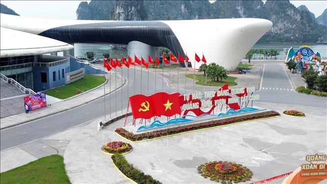 Khu vực Cung Quy hoạch, Hội chợ và Triển lãm tỉnh Quảng Ninh được trang hoàng lộng lẫy hướng tới ngày bầu cử. Ảnh: Đức Hiếu