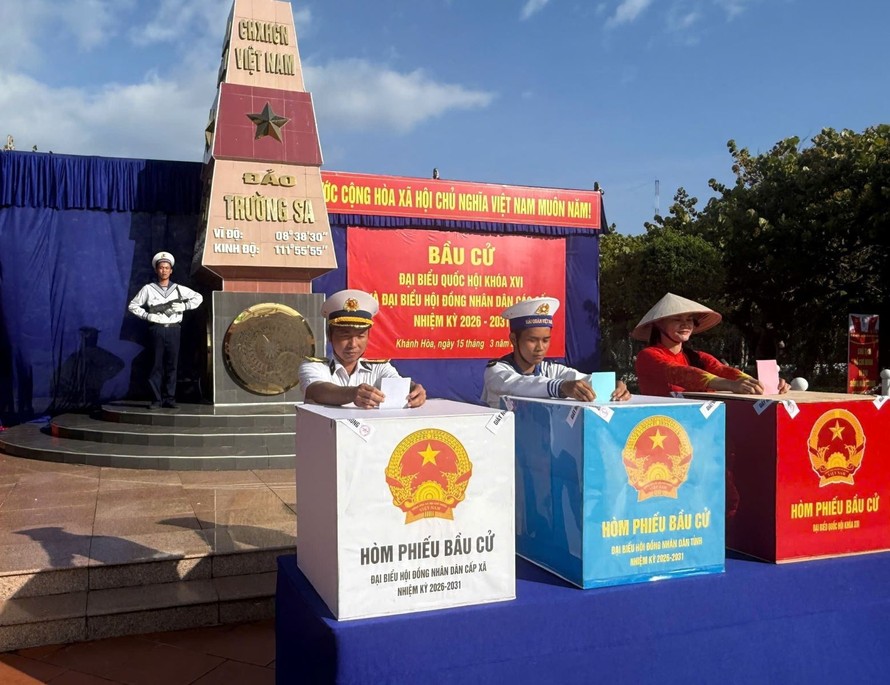 Cử tri đặc khu Trường Sa bỏ phiếu bầu cử Đại biểu Quốc hội khóa XVI và Đại biểu Hội đồng nhân dân các cấp nhiệm kỳ 2026 - 2031. Ảnh: TTXVN phát
