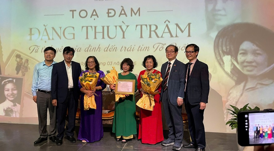 Ban lãnh đạo Bảo tàng Hà Nội, Giáo sư Ahn Kyong Hwan , ba cô em gái liệt sĩ Đặng Thùy Trâm tại buổi tọa đàm. Ảnh: Cẩm Nhung